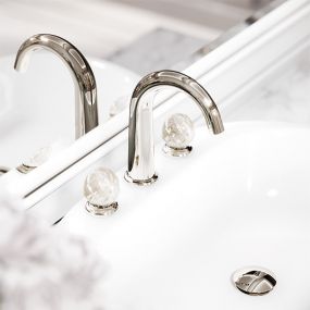 “Belledor” – a timelessly elegant fitting design in polished nickel. The blossom-shaped fitting handles of very fine Fürstenberg porcelain in a sophisticated glossy mother-of-pearl look add decorative accents with a slightly playful, romantic note. 