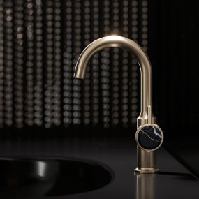 The perfect mix of style and simplicity: Jörger’s washbasin single lever mixer from the exclusive “Valencia” series is gleaming warm and golden in Sunshine matt. Black marble decorates the lever handle. A statement by Jörger Design.