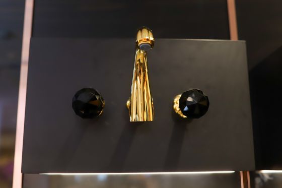 Jörger Waschtisch 3-Loch Armatur aus der Serie Florale Crystal in der Farboberfläche Gold (24 Karat Gold) mit schwarzen Kristallgriffen von Jörger.