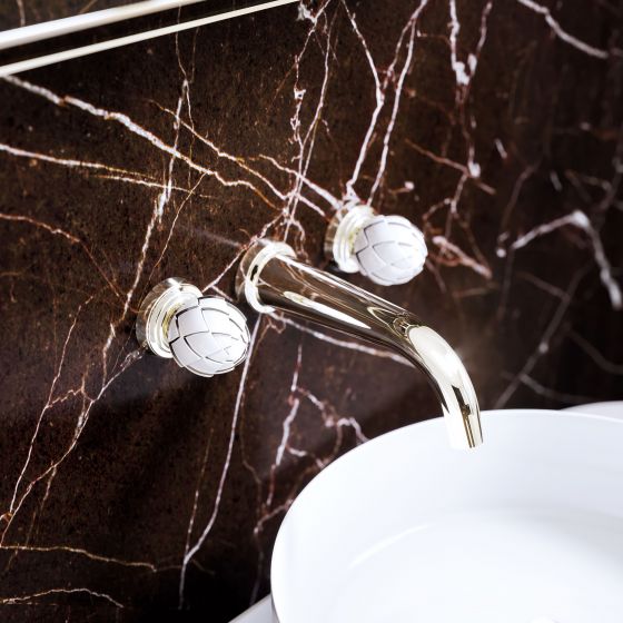 Jörger, Design, Belledor, besonders elegant, Wand-Waschtisch-Armatur in Silbernickel, vor Wand aus kaffeefarbenem Marmor