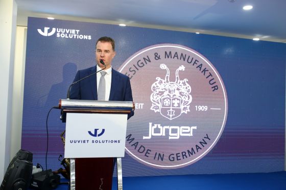 Jörger Глава компании Jörger Оливер Йоргер на открытии выставки UUVIET Solutions во Вьетнаме.