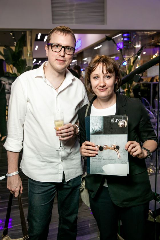 Die Architekten Alexej Bulygin und Maria Sayagova vom Designbüro Ekaterina Fedorchenko mit Jörger-Broschüre.