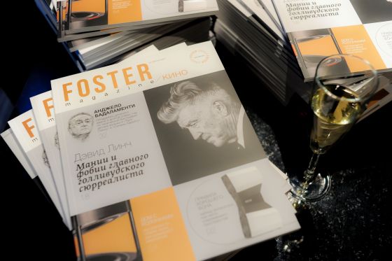 Exemplare des Lifestyle-Mediums Foster Magazine liegen zum Mitnehmen bereit.