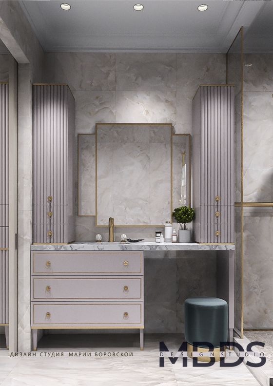 Jörger Design Waschtischarmatur Belledor in Edelmessing matt mit Griffen aus weißem, goldbemalten Porzellan in einem Badinterieur im Stil des Art déco