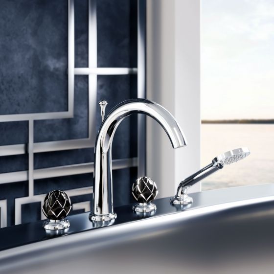 Belledor von Jörger, 4-Loch Wannenfüll- und Brausebatterie in Chrom, Armaturengriffe aus schwarzem, mit Platinbemalung verzierten Porzellan, silberglänzende Design-Badewanne Holiday der italienischen Luxus-Marke Devon&Devon