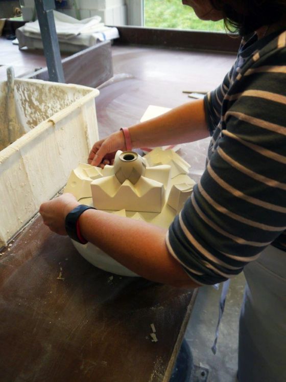 Porzellangriffe für BELLEDOR-Armaturen sind handgefertigt. Joerger-Accessoires mit dekorativen Teilen aus Porzellan aus der legendären Fürstenberg-Manufaktur.