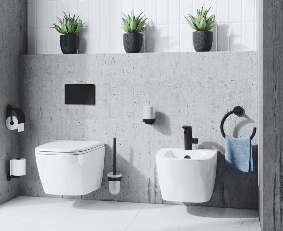 Jörger, Design, Exal in Mattschwarz im Bad-Bereich von Toilette und Bidet mit Papierhalter, Klosettbürstengarnitur, Bidet-Ein-Hand-Batterie und Handtuchring. 